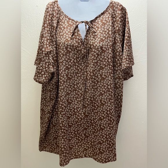NWOT BloomChic brown and white floral short sleeve blouse in a size 22. - Picture 2 of 7